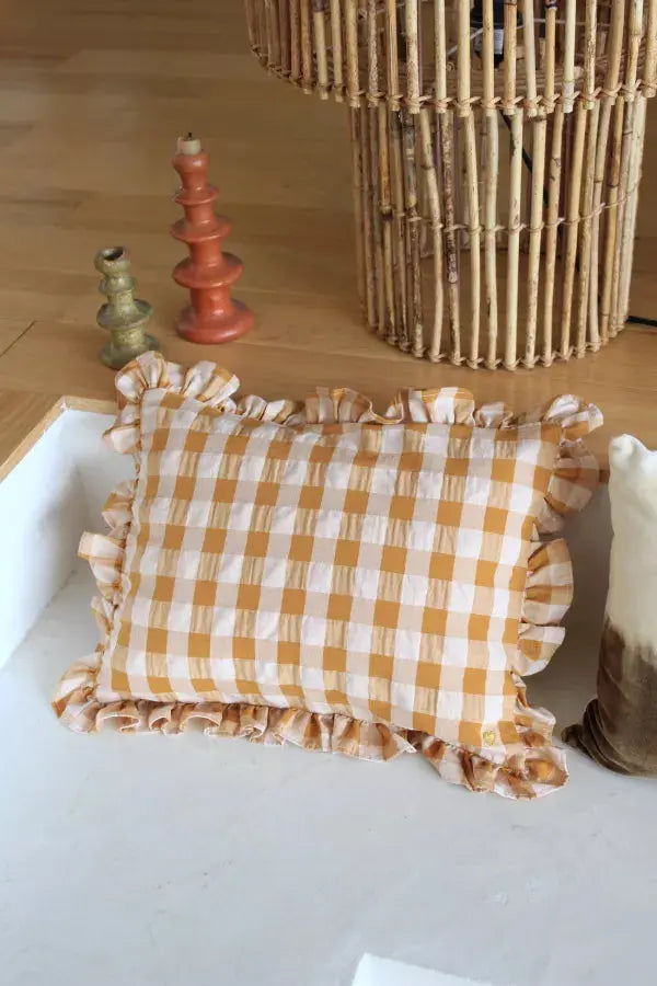 Coussin vichy à volants Barnabé aime le café Barnabé aime le café