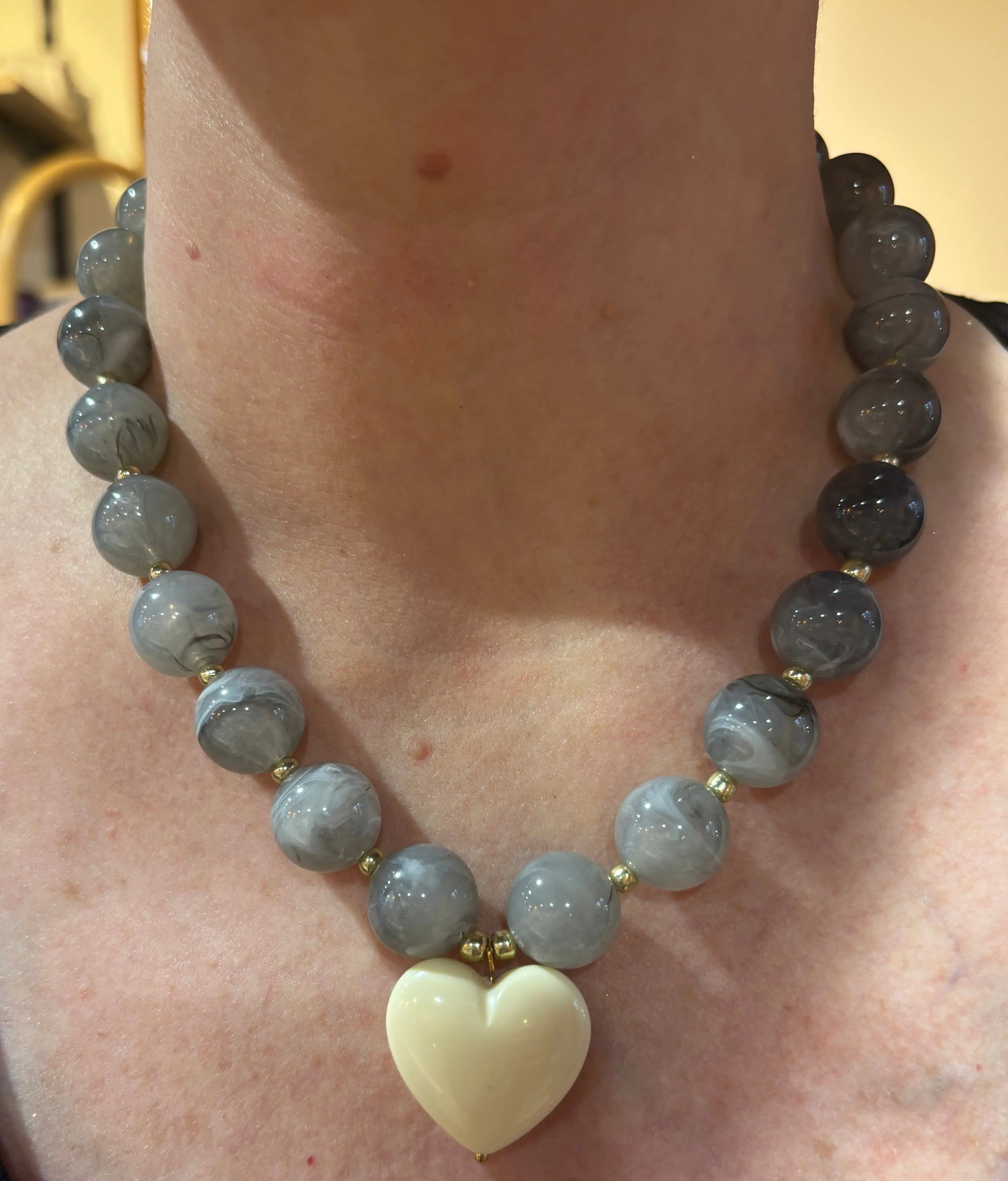 Collier perles acrylique cœur ALMA