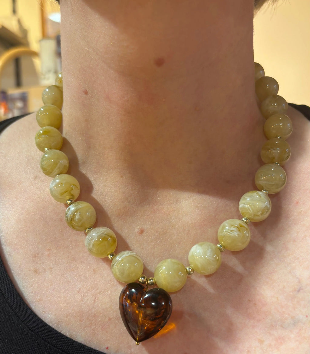 Collier perles acrylique cœur ALMA