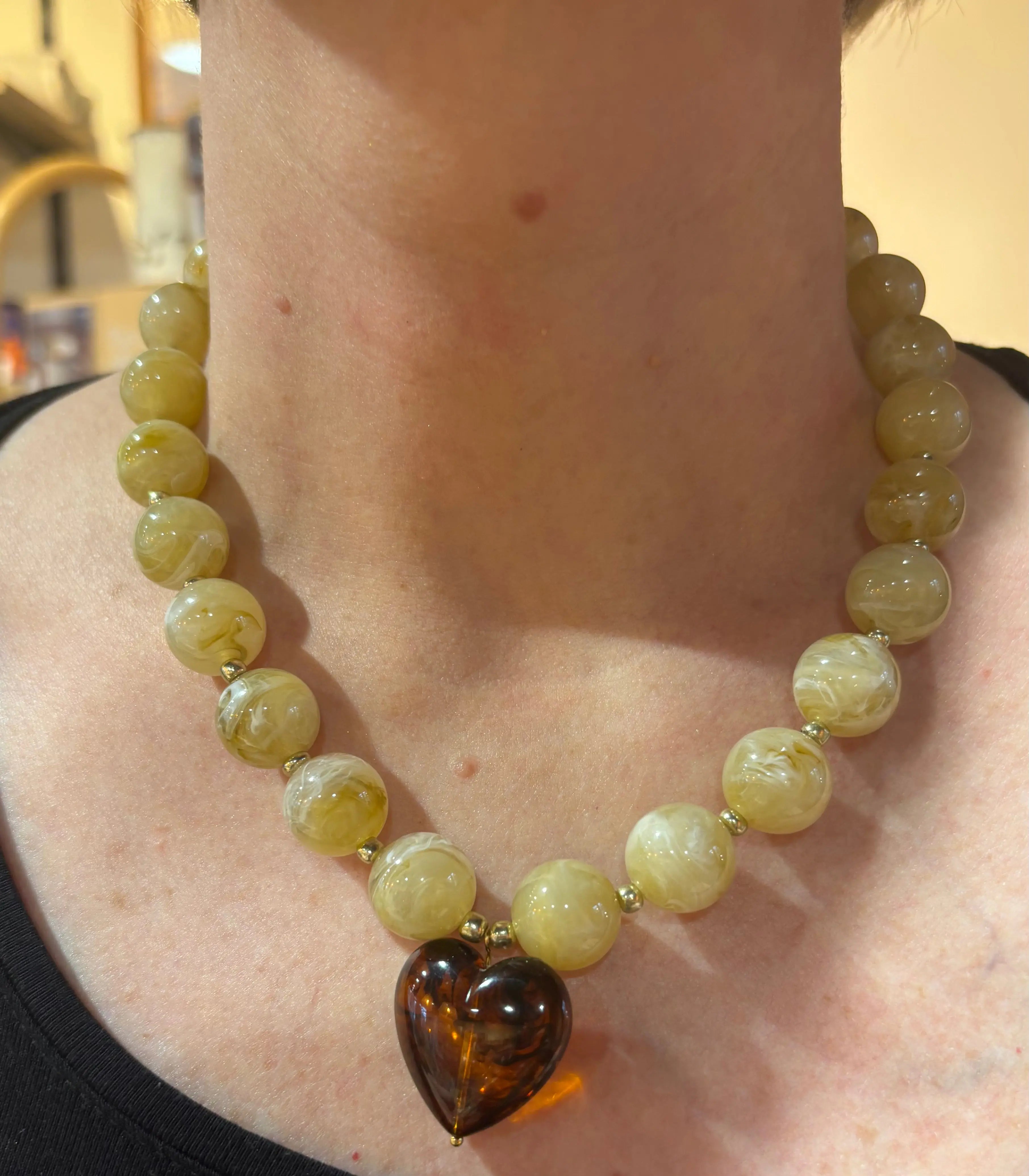 Collier perles acrylique cœur ALMA