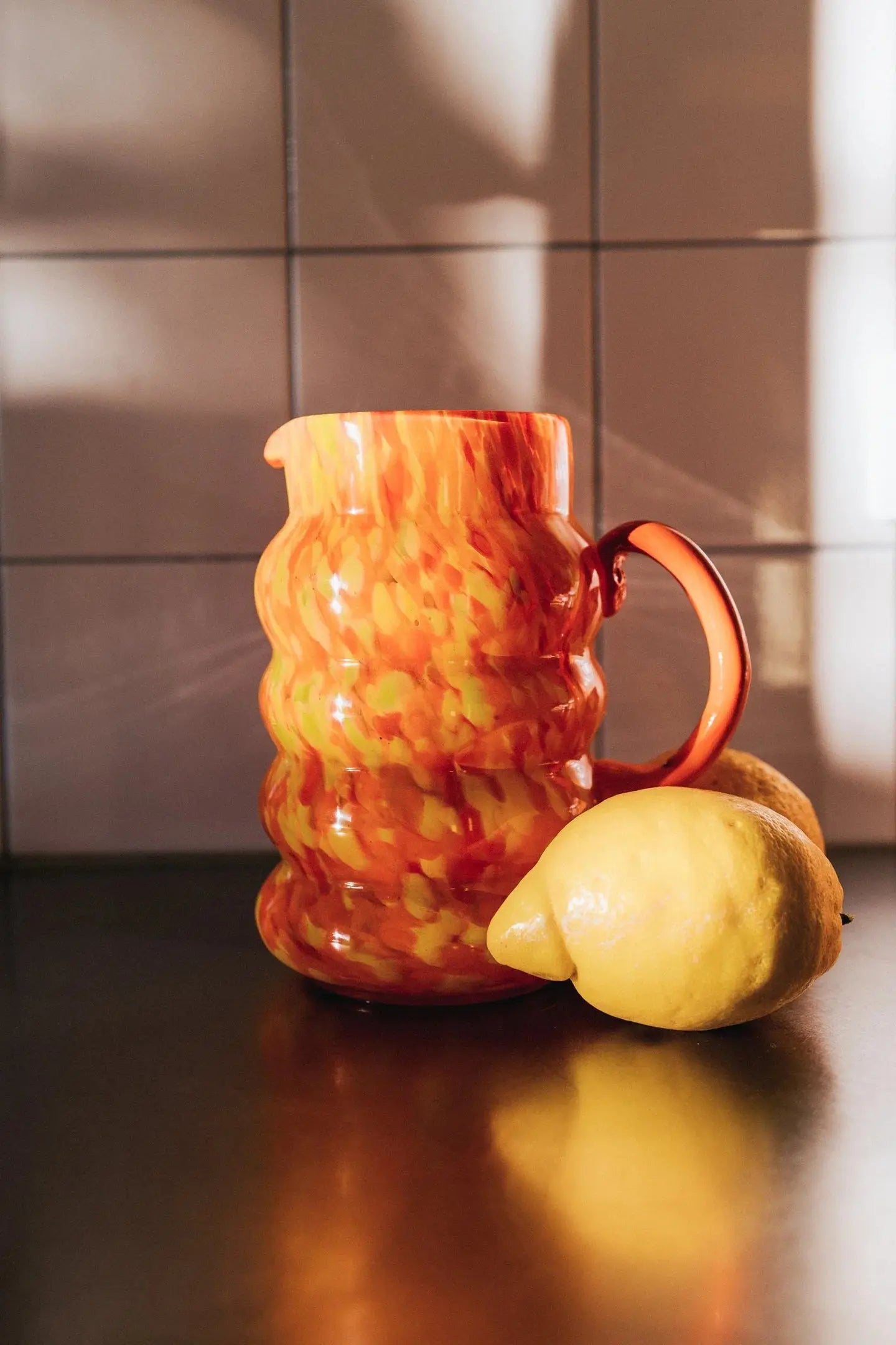 Carafe Elianor orange jaune en verre moucheté