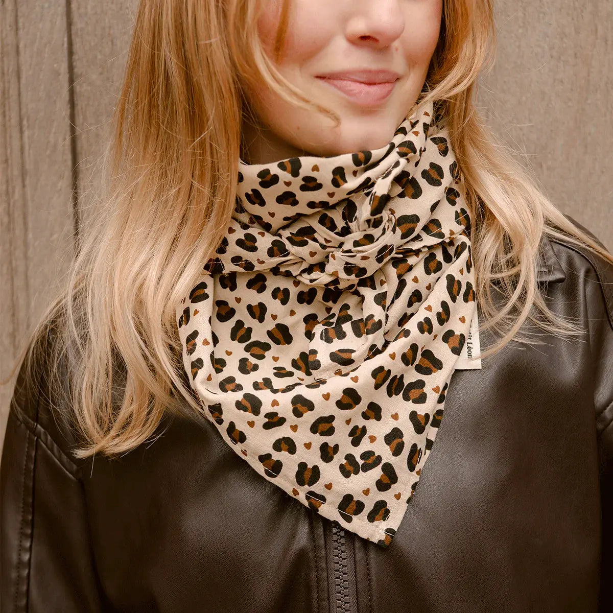Foulard léopard en gaze de coton 100x100 cm