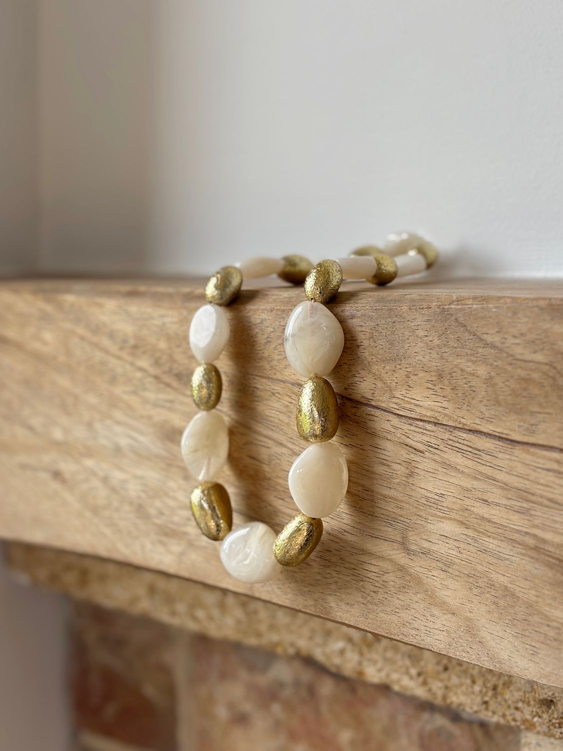 Collier perles résine dorée MAHAUT Atelier Marpo