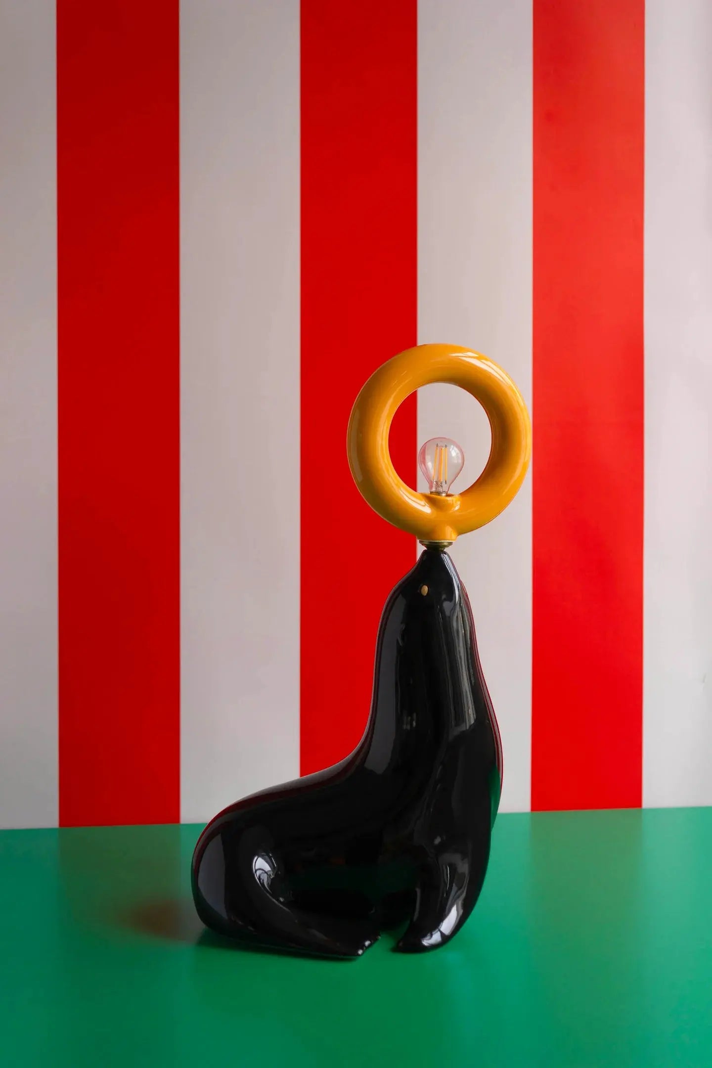 Lampe Grande otarie en faïence émaillée fabriquée au Portugal