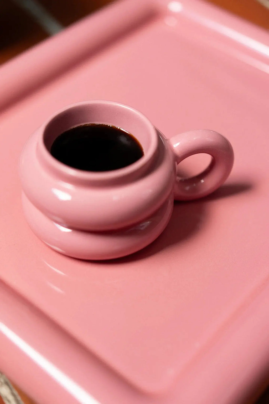Tasse John en faïence émaillée fabriquée au Portugal
