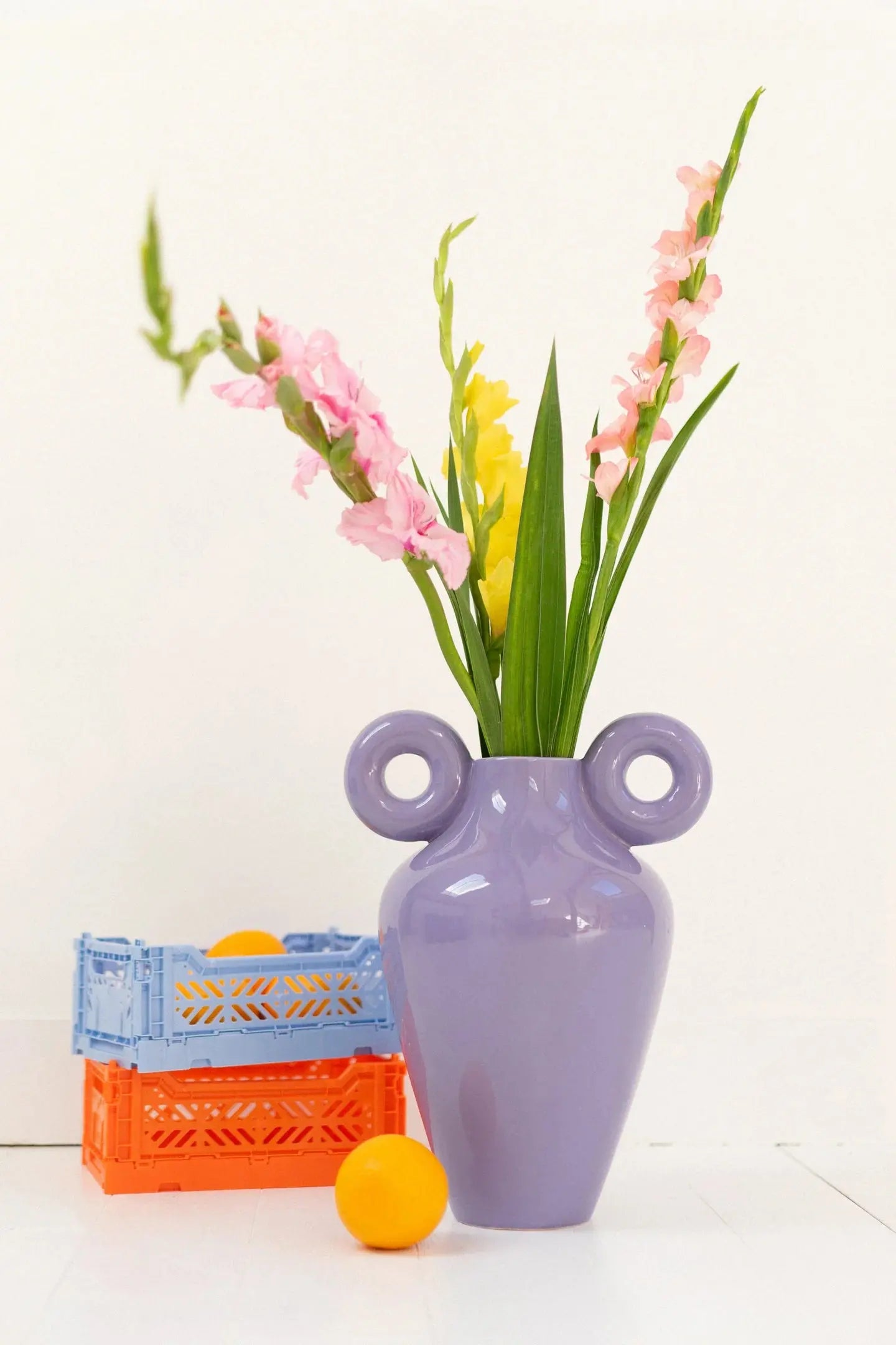 Vase Georges lilas en faïence émaillée fabriqué au Portugal