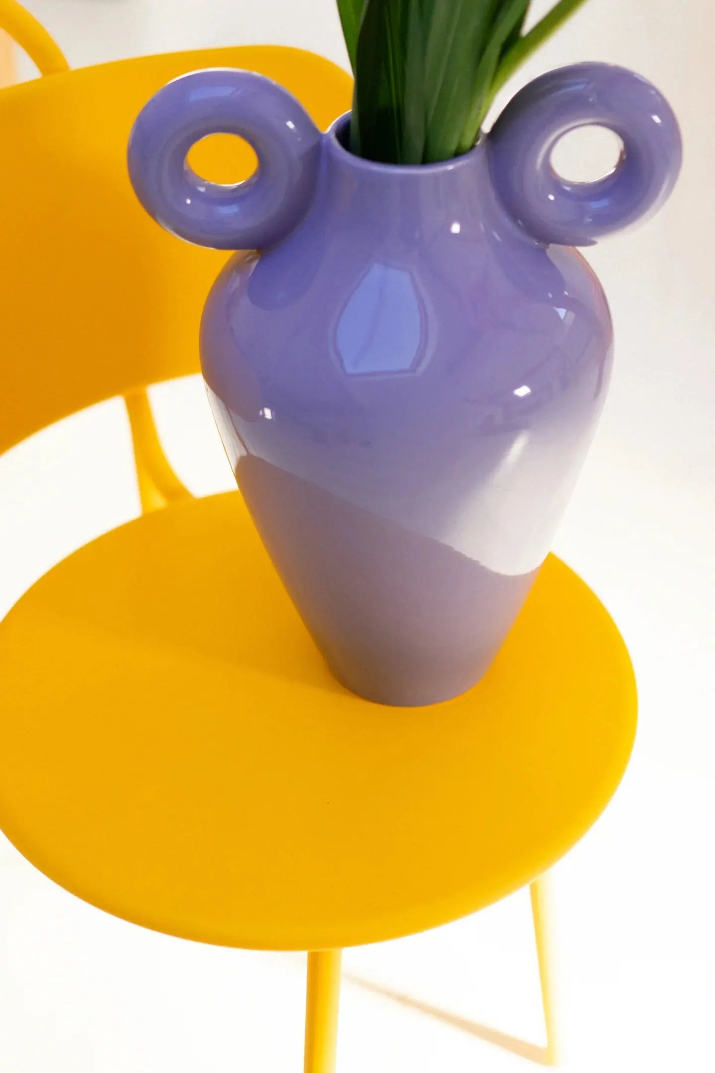 Vase Georges lilas en faïence émaillée fabriqué au Portugal